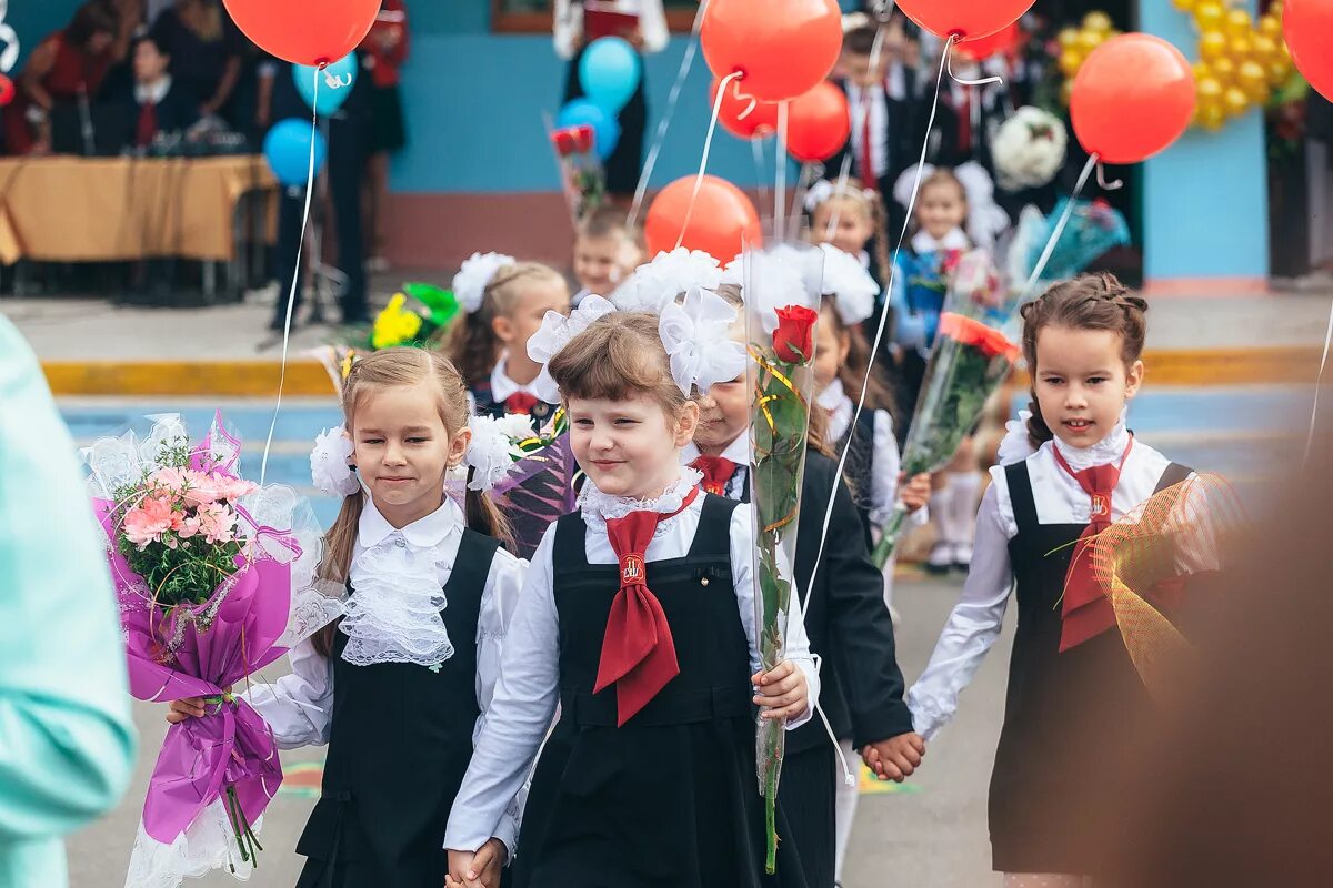 Тематические праздники в школе. Виды школьных праздников. Названия праздников к школе. Традиции школы. Дети праздник школа.