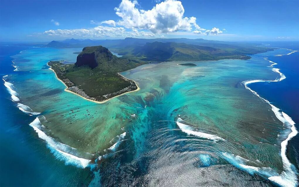 Длинный пролив на земле. Леморн Брабант Маврикий. Подводный водопад Ле Морн Брабан. Ле-Морн-Брабан, остров Маврикий. Подводный водопад острова Маврикий.