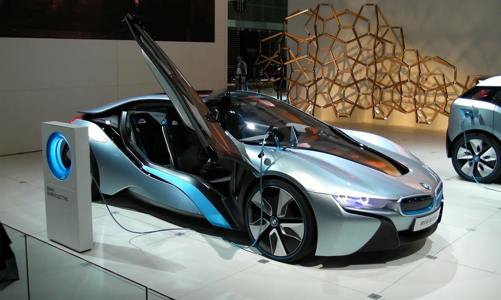 Продвинутые машины. BMW i8. BMW i8 Electric. BMW i8 2022. БМВ i8 Ламборгини.