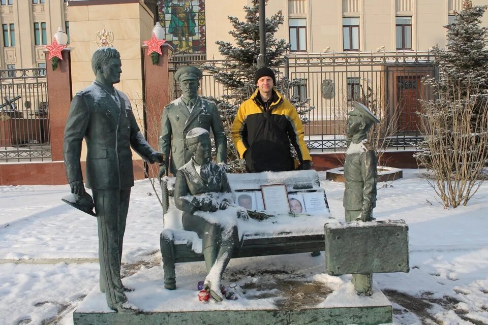 Памятник офицеры на Фрунзенской набережной. Памятник у Министерства обороны офицеры. Памятники у Министерства обороны на Фрунзенской набережной.