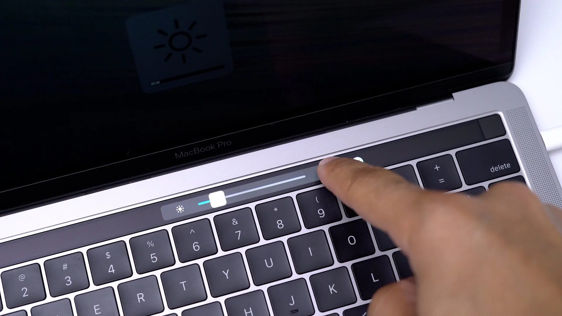 Яркость экрана на ноутбуке. Макбук с экраном на клавиатуре. Ноутбук с экраном на клавиатуре. Ноутбук с сенсорной клавиатурой. Горизонтальный экран на ноутбуке