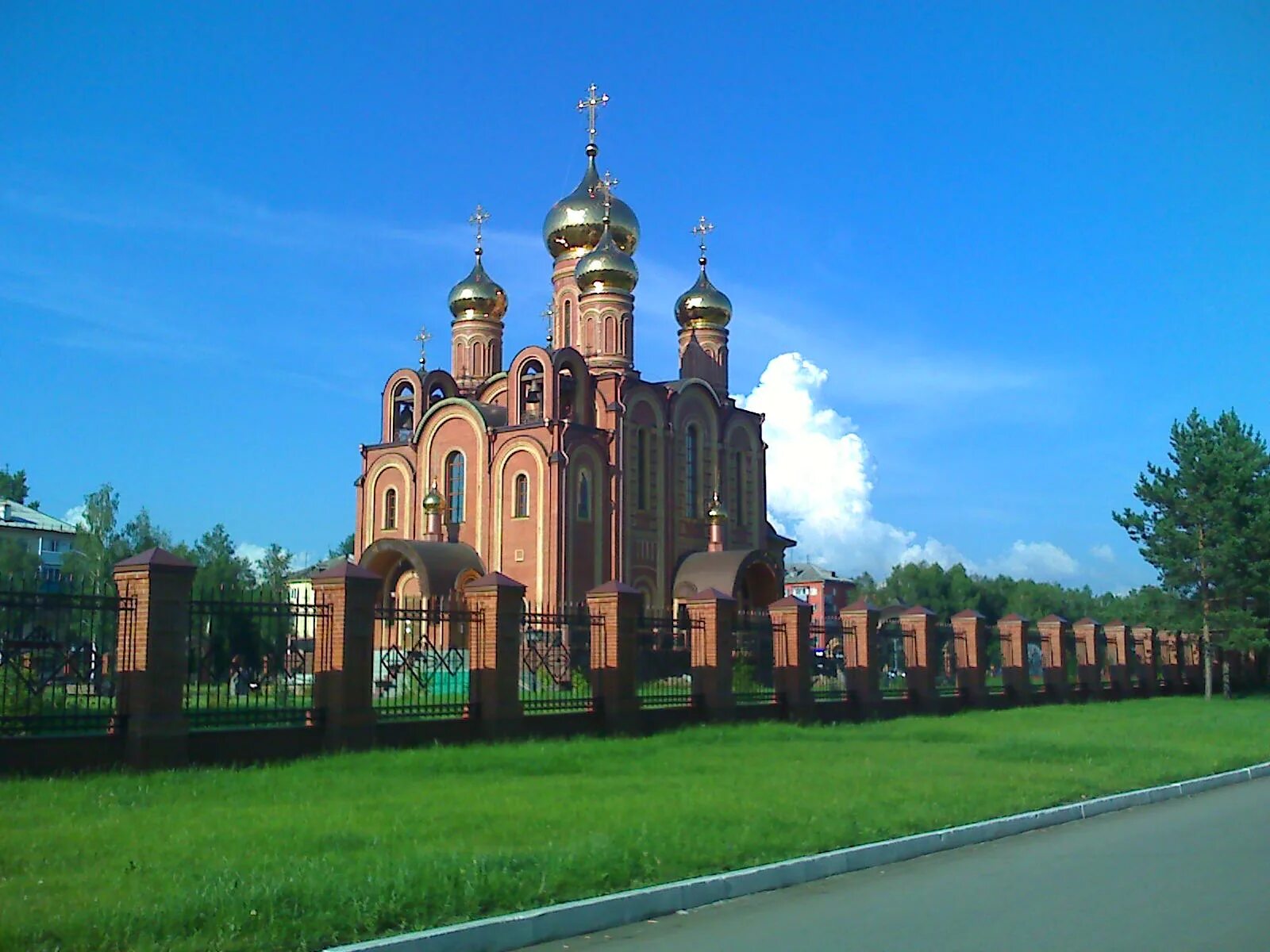 Осинники площадь. Свято троицкий храм осинники. Центр города осинники. Храм святой троицы осинники достопримечательности. Город осинники кемеровская область.