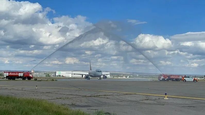 Посадка в минеральных водах. Самолет приземлился в минеральных водах. Самолет приземлился в минеральных водах. Взлёт с минеральных вод. Взлёт с минеральных вод.
