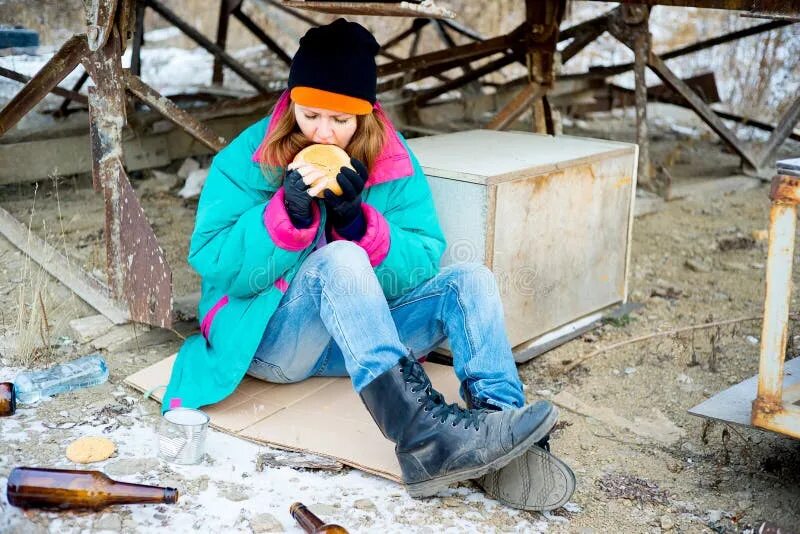 Бомж блондинке. Голодная бездомная женщина. Женщина бомж Бездомный.