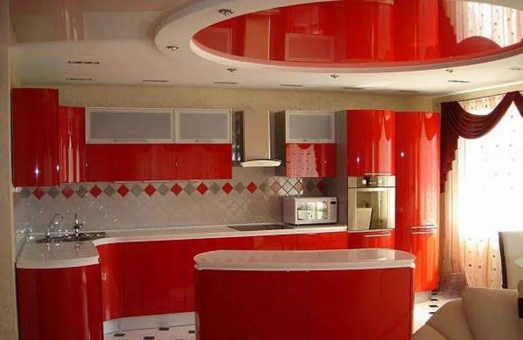 Какой лучше натяжной на кухне. Красный натяжной потолок на кухне. Красный потолок на кухне. Кухня в потолок. Красивые натяжные потолки для кухни.