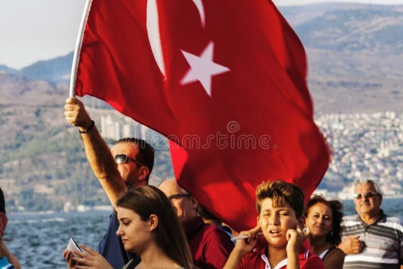 Держитесь на турецком. Турция люди. Флаг Турции. Человек с флагом Турции. Флаги народов Турция.