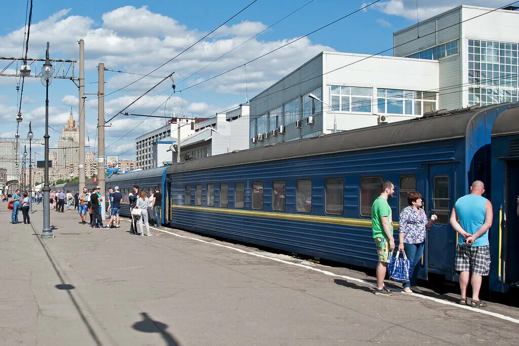 Серов-Москва ЖД. Поезд Москва Серов. Курский вокзал Москва платформы пассажирские вагоны. Конотоп пассажирский вокзал.