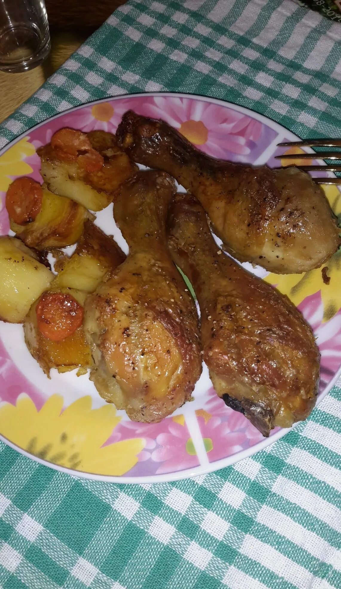 Голень с картошкой на сковороде. Куриные ножки. куриные ножки с картошкой. голень куриная жареная. голень куриная в духовке.