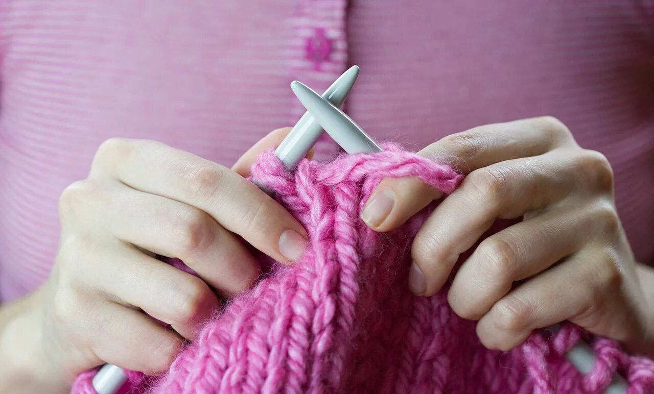 Как связать игрушку из ализе пуффи лягушка. Рваная вязаная маска. Knitted hast. Пряжа для вязания спицами. Девушка с вязанием.