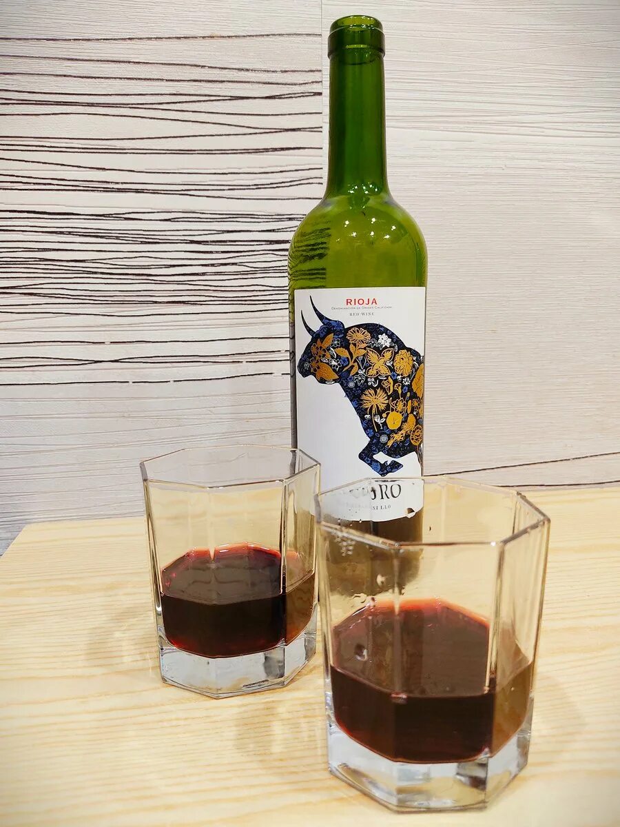 Бокал с вином на природе. Бокал вина и закуска. Дегустация красного вина. Под винцом. Накрытый стол с вином.