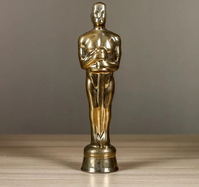 Оскар настоящий. Статуэтка Оскар. Статуэтка Оскар выпускник 2022. Золотая статуэтка Оскар. Оскар статуэтка референс.