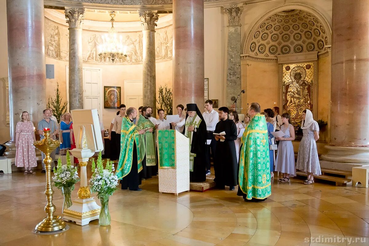 Храм благоверного царевича Димитрия. Храм царевича Димитрия Пасха. Больничный храм Святого благоверного царевича Димитрия, Москва. Храм благоверного царевича Димитрия при Голицынской больнице внутри.