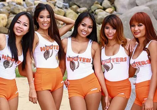 Тайки подростки. Hooters Паттайя. Хутерс Тайланд. Хутерс официантки Азия. Тайки на Самуи.