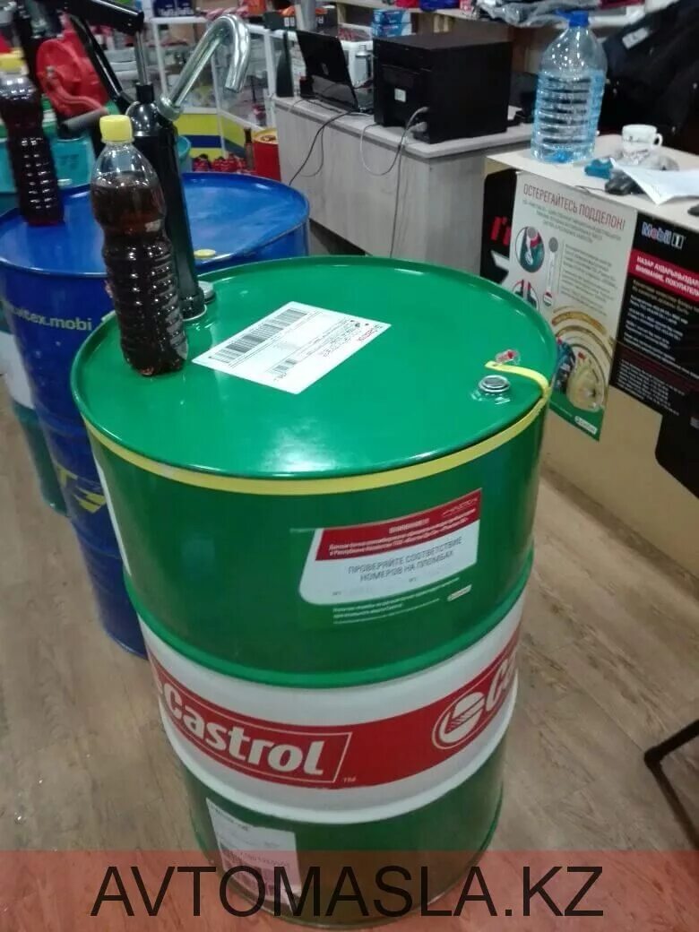 Масло на разлив шелл 5w30 цвет. Масло моторное 10w 40 на розлив. Масло шелл 5в30 розлив. 5w40 в розлив. Shel hx7 10w40 бочка.