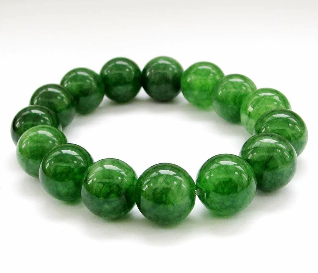 Нефрит камень нефрит. Зеленый агат, жадеит, нефрит. Как называется камень нефрит. Нефрит камень. Зелёный нефрит камень.