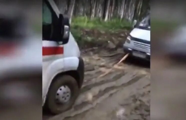 Реально застрял. Ваз 2110 застрял в грязи. гаишник застрял в грязи. вытащить авто из грязи.