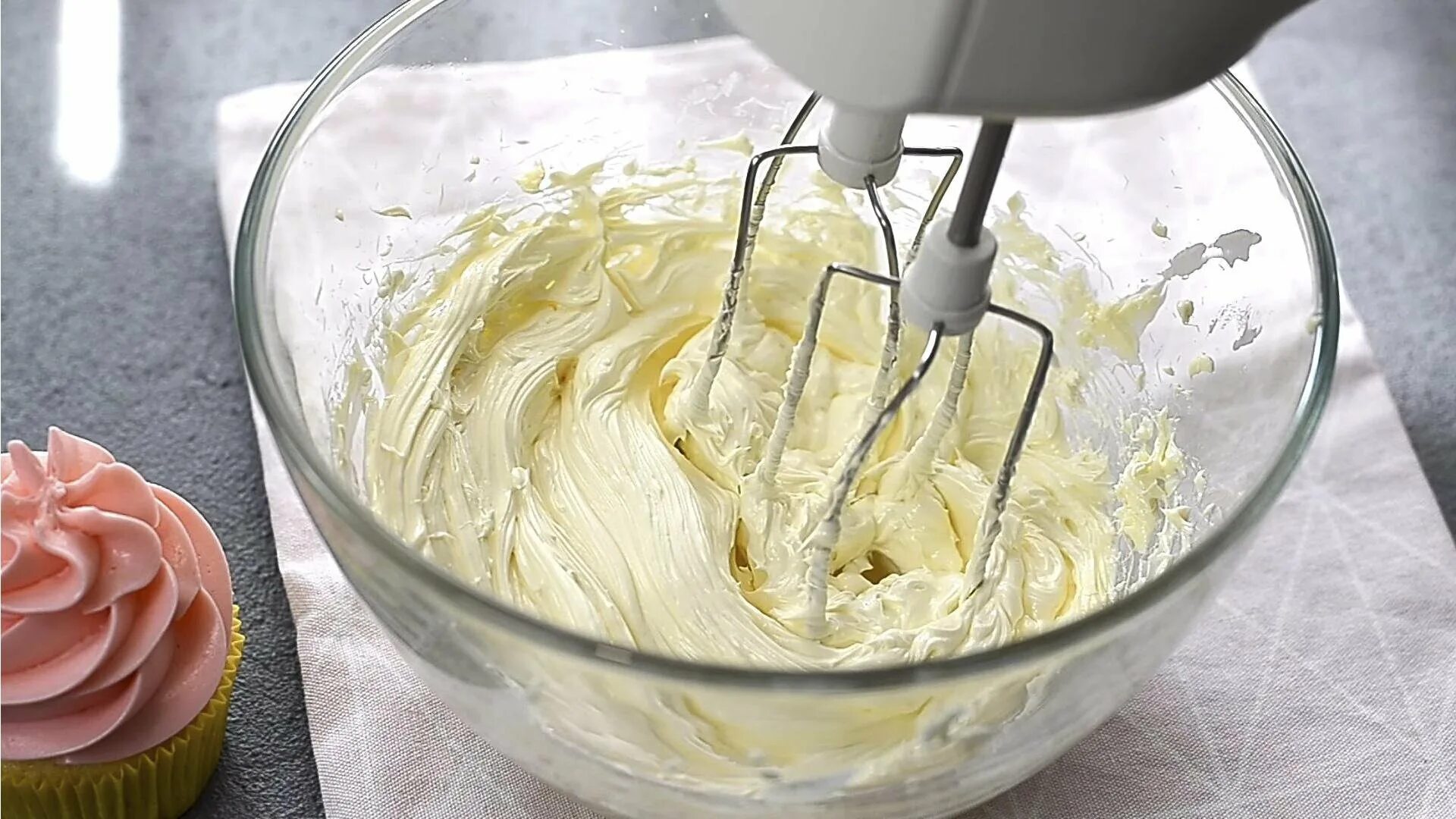 Рецепт белково масляного крема. Заварной сметанный крем. Масляный крем. Масляный крем со сгущенкой. Масляный крем для лица.
