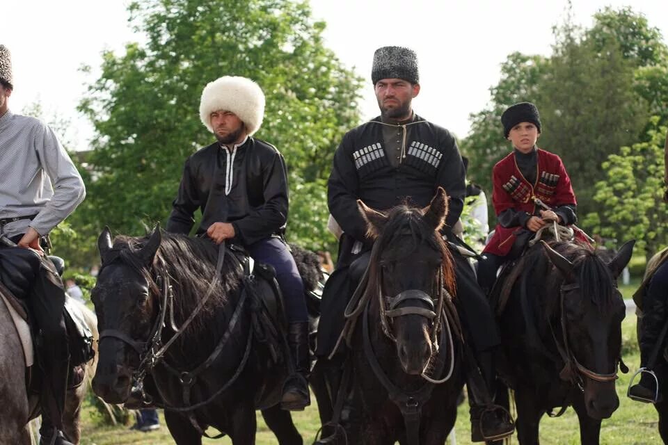 Х черкесский. Адыги Черкесы кабардинцы. Карачаево-Черкесия мужчины. Адыги в Краснодарском крае. Одежда Карачаево Черкесия.