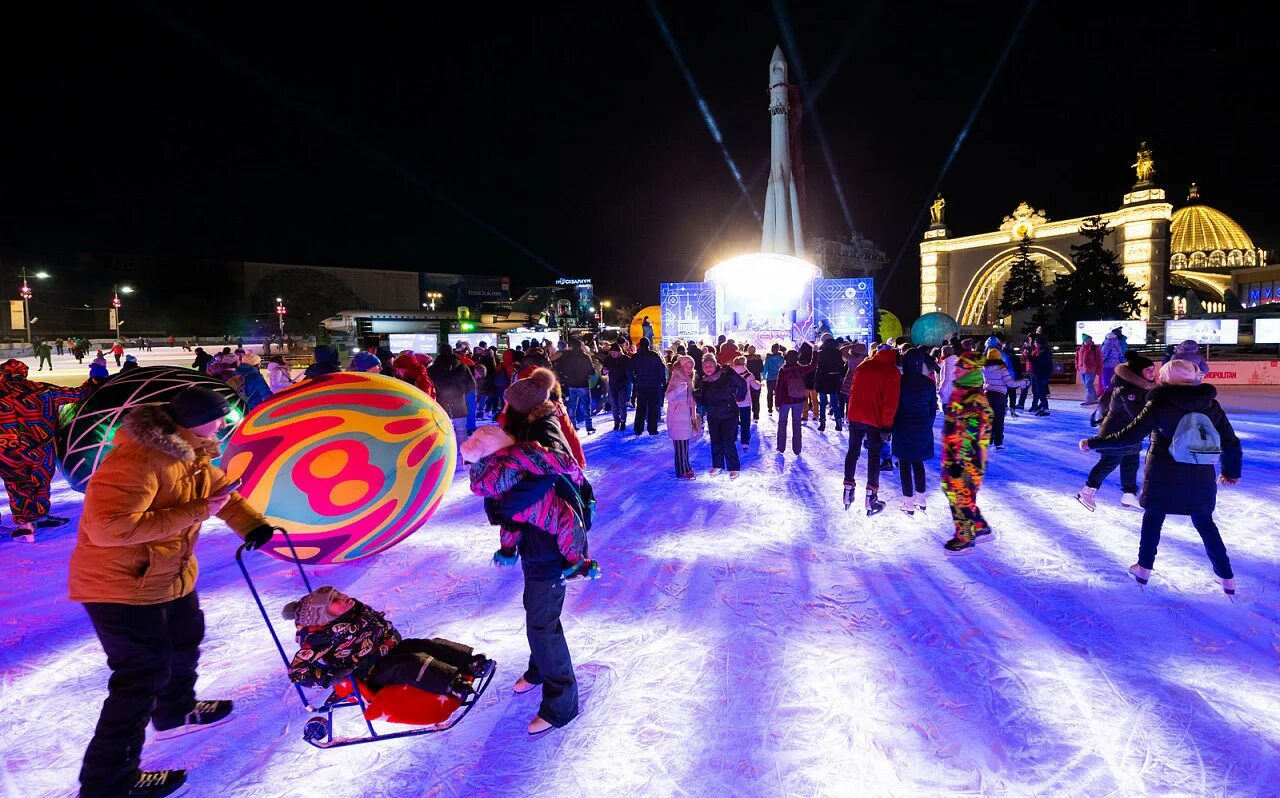 Развлечения в москве зимой с детьми. Развлечения в москве зимой с детьми. Тюбинговая горка на вднх 2023. Зимние детские аттракционы. Ледяная горка на улице марьинский парк.