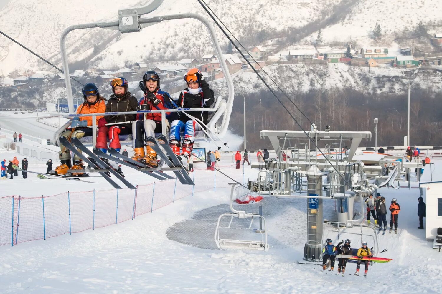 Куда сходить с детьми в красноярске зимой. Фан парк бобровый лог красноярск. Куда сходить всей семьей в москве на новогодних каникулах. Нефтеюганск ледовый городок. Красноярск хайкинг туризм столбы.