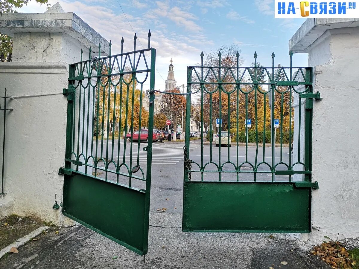 Открытые ворота. Ворота Чебоксары. Ворота открывающиеся в обе стороны. Парадные ворота Волгоград.
