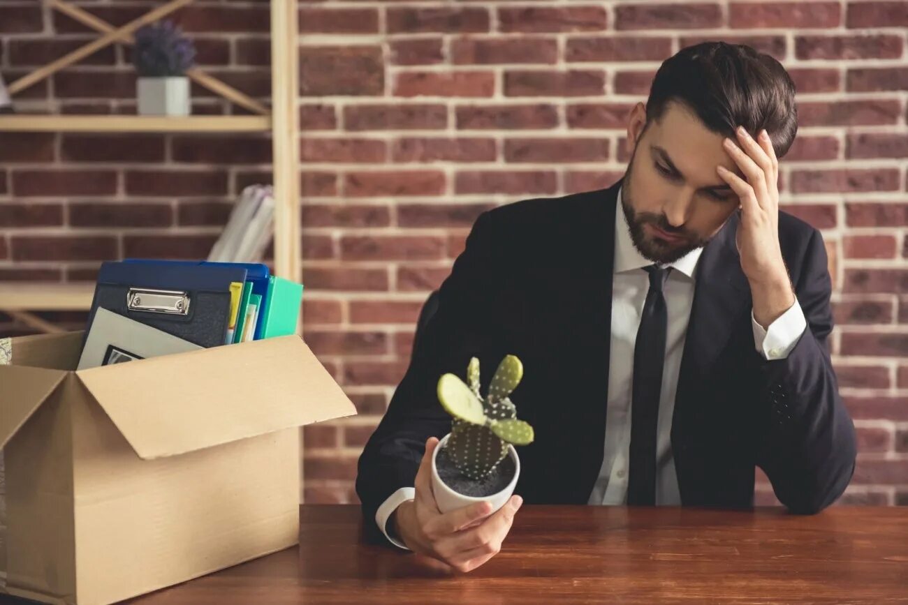 менять работу сейчас. сменить работу. скука в офисе. менять работу сейчас. надо поменять работу.