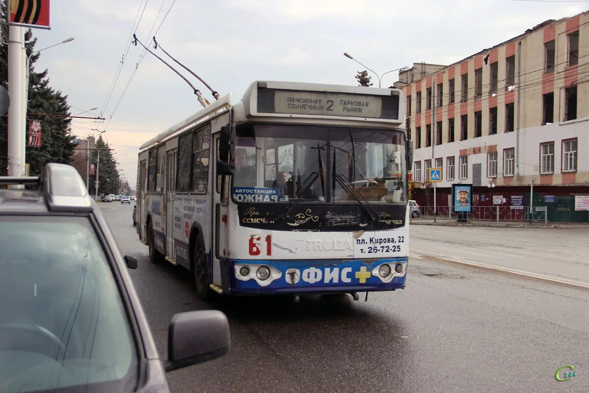 Троллейбус черкесск. Черкесск троллейбус. Троллейбус 61. Троллейбусная остановка Черкесск. Черкесск троллейбус 46.