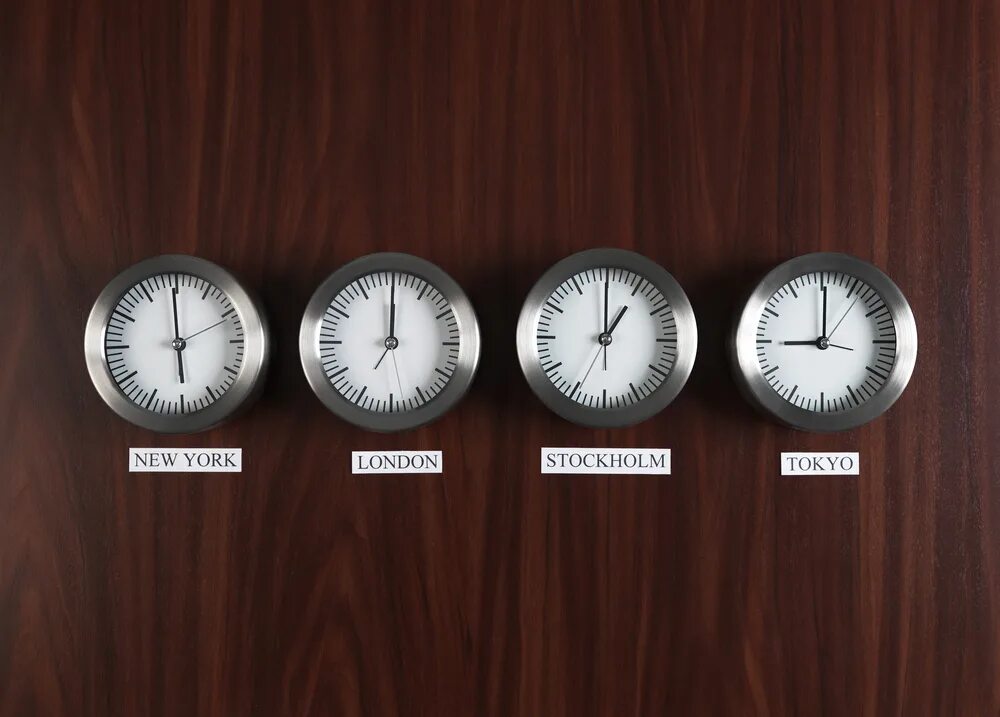 Clocks with different time. Time difference. Около четырех часов. Разница во времени фото. Времени в отличие от многих