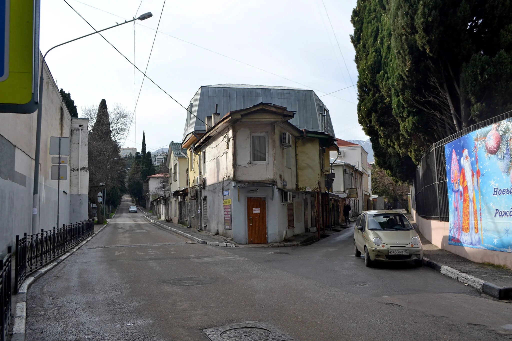 Напомнить улица. Улица с брусчаткой. Юрмала главная улица пешеходная улица. Запсковье улица юности 15 фото. Еременко 30 керчь.