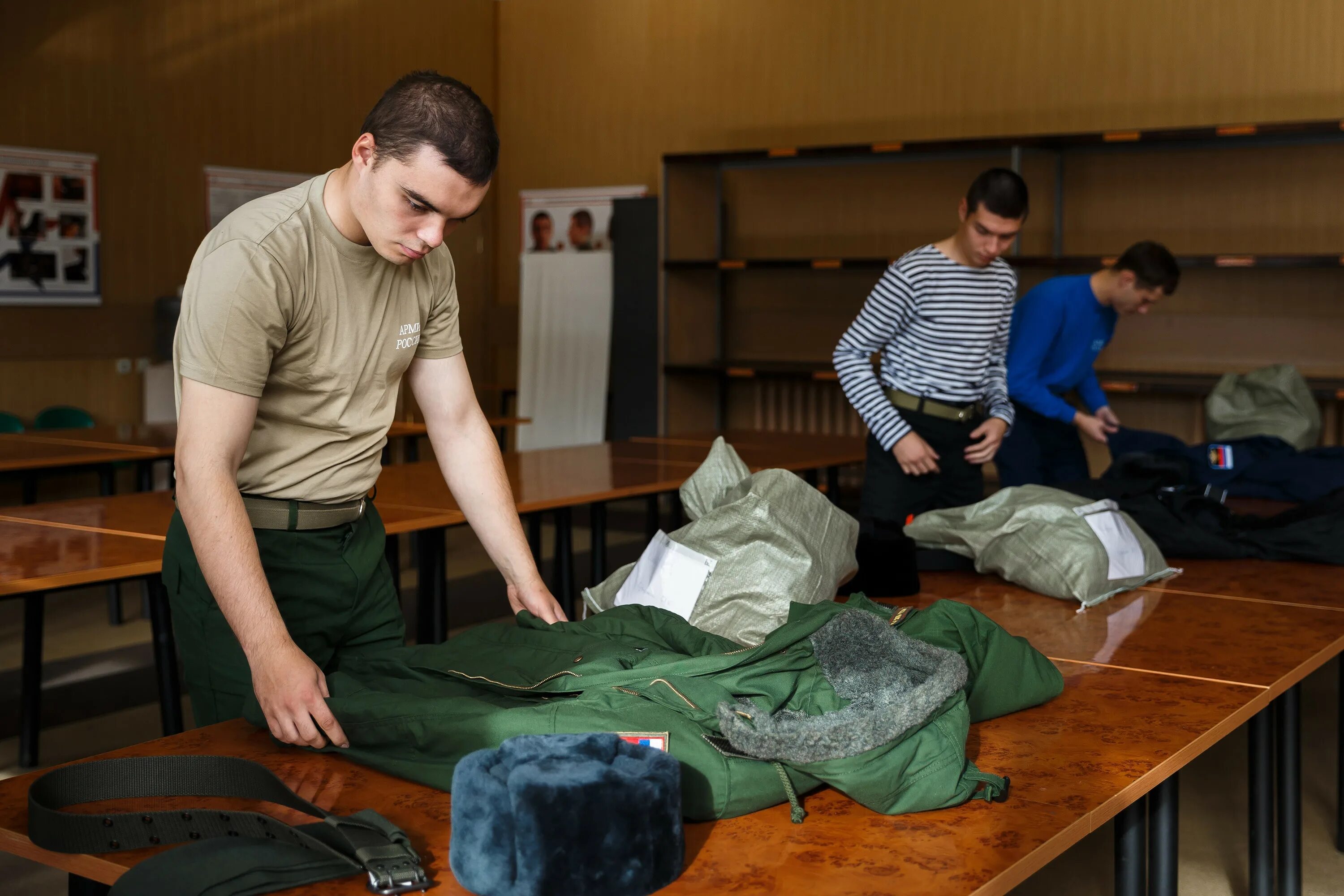 Очное мобилизация. Солдаты на призывном пункте. Военный призыв. Военная форма новобранца. Вещи в армию.