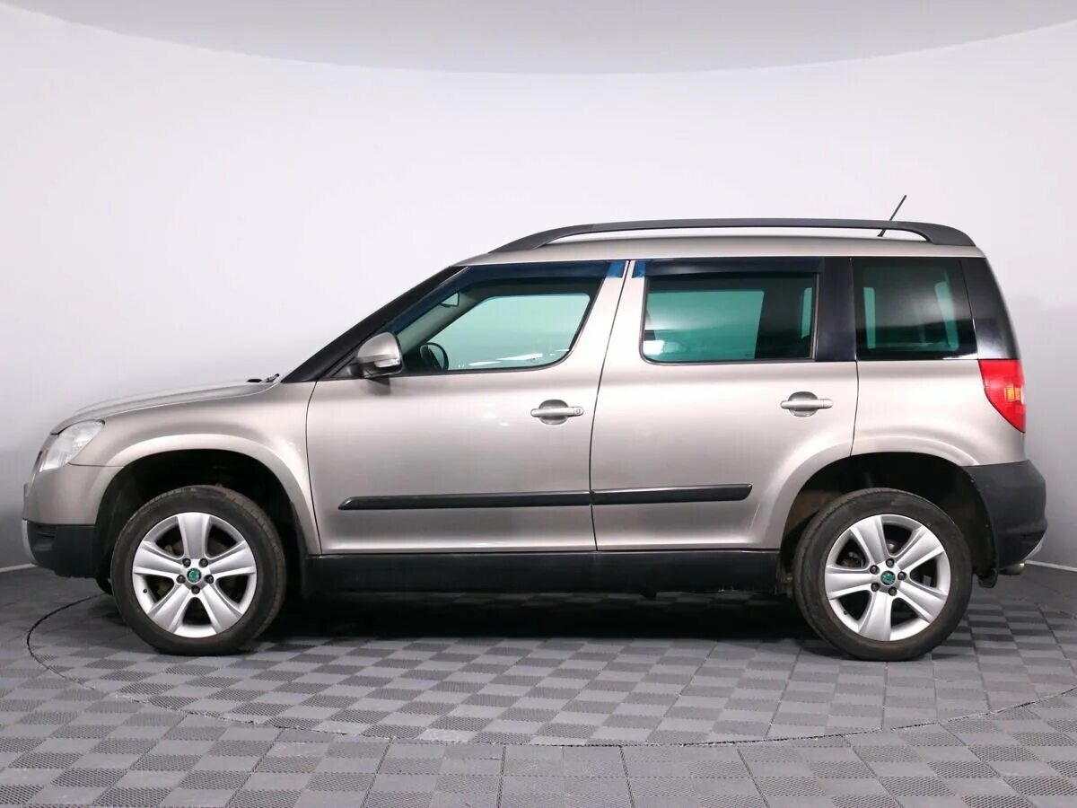 Шкода йети купить нижний. Skoda Yeti 2012. Шкода Йети 3 двери. Шкода Йети 2009 голубая. Шкода Йети на колёсах 235 55 18.