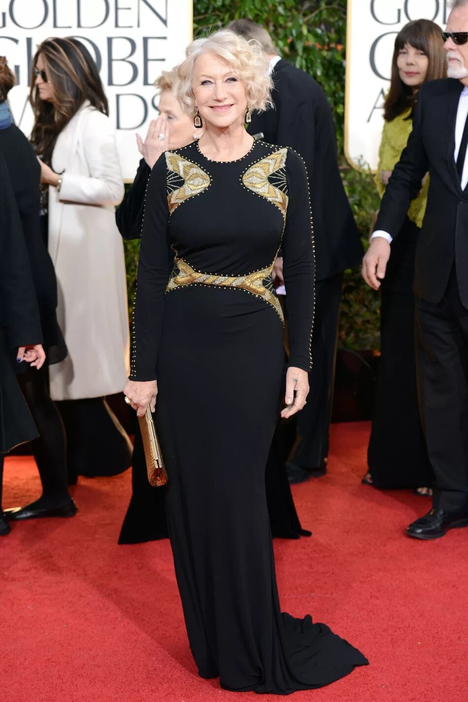 Женщина в платье. Взрослая женщина в платье. Платье на юбилей. Вечерний наряд для женщины 50 лет. Какое платье одеть на 50 лет.