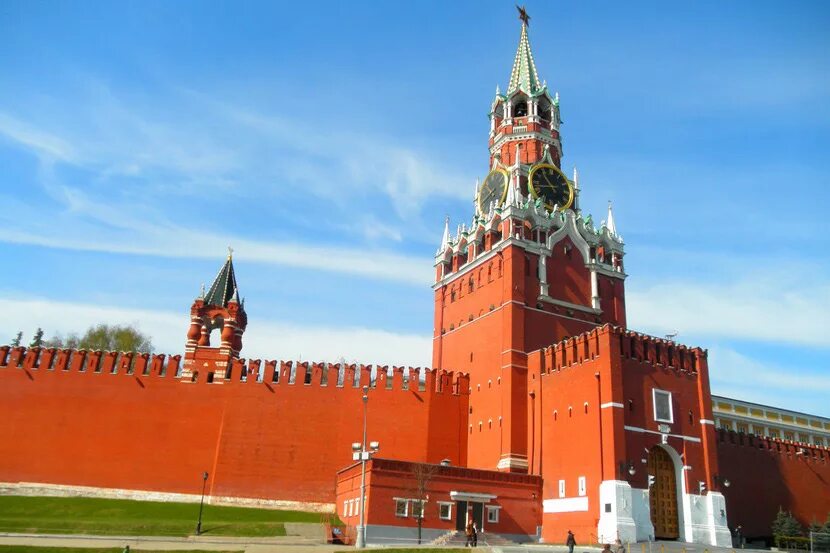 Башня служит входом для посетителей кремля. Спасская башня московского кремля. спасская (фроловская) башня московского кремля. спасская башня фроловская башня. ворота спасская башня московского кремля.