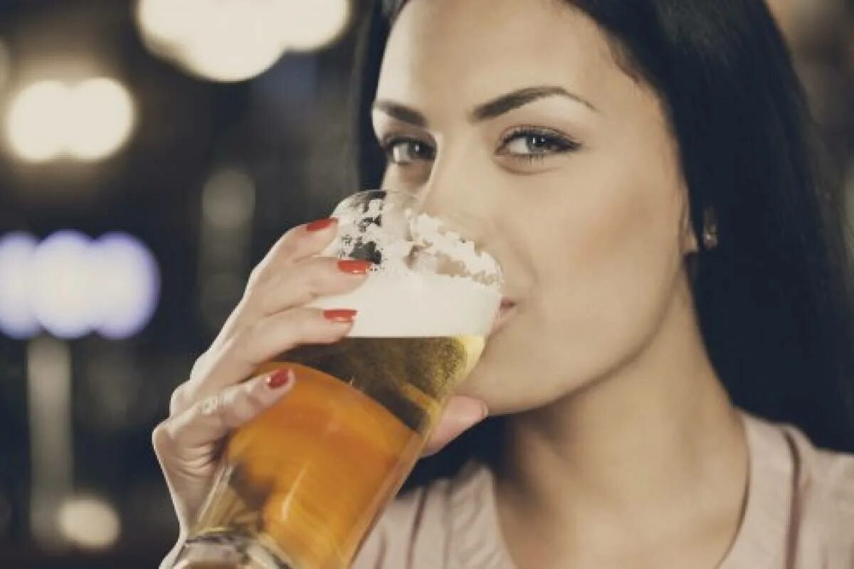 семейное застолье. пьянство в семье. семьи с алкогольной зависимостью. девушка сына пьет. алкоголизм в семье.