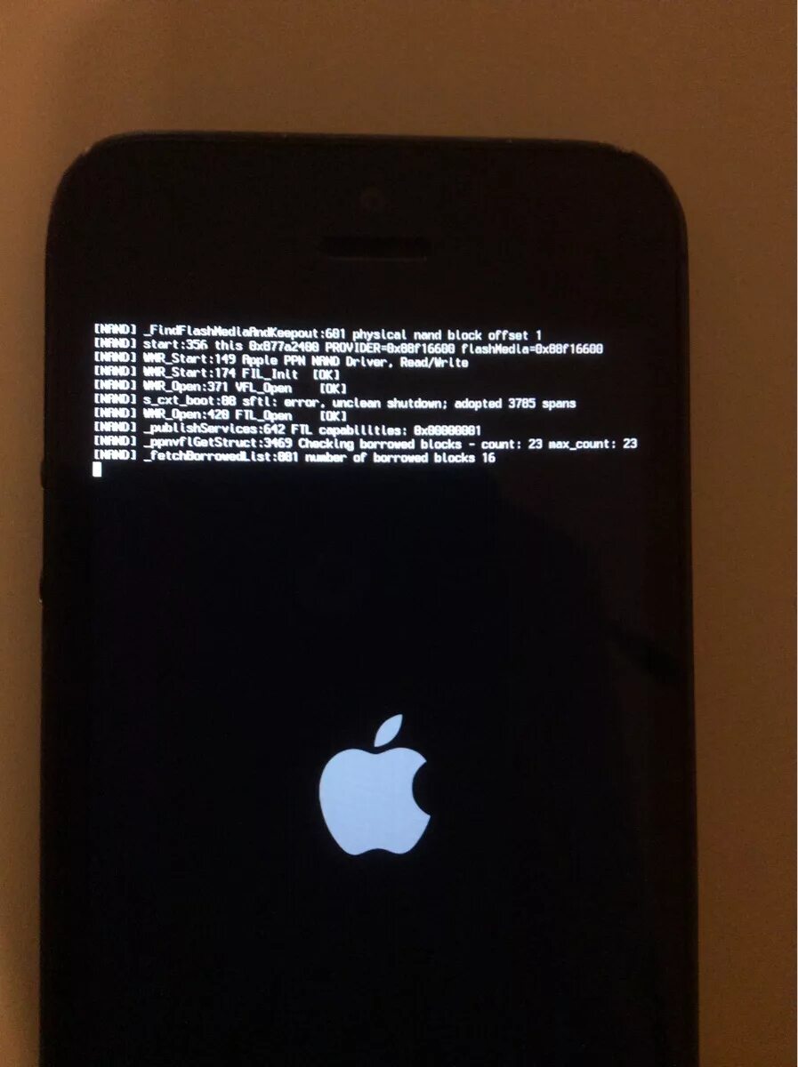 Ошибка загрузки айфон. Ошибка на айфоне. Черный экран включения айфон. Черный экран с надписью. Запуск айфона.
