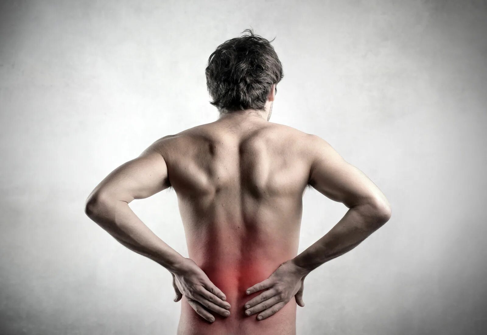 Поясница 18. Боль в спине. Болит спина. Мужчина со спины. Мужская спина.
