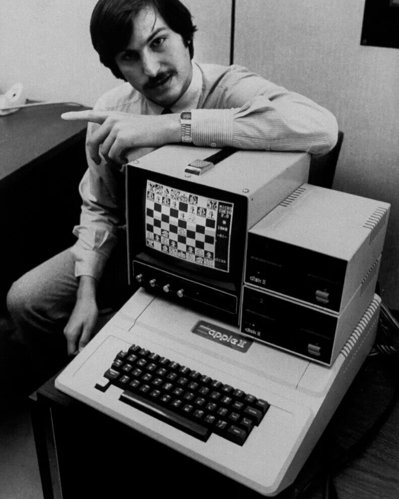 First apple. Apple II Стив Джобс. Стив Джобс 1977. Apple 2 компьютер и Стив Джобс. Стив Возняк первый компьютер.