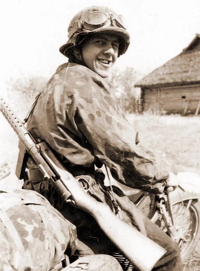 Гефрайтер вермахт. Немец ww2. Немец ww2. Немец в каске. Немецкие пулеметчики вмв.