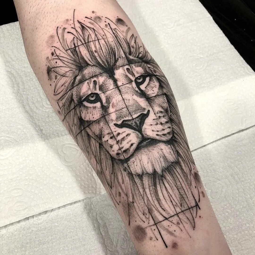 эскиз тату лев на руке. тату лев с короной на руке мужские. тату лев правая рука. тату лев на руке для мужчин. тату на руке мужские.