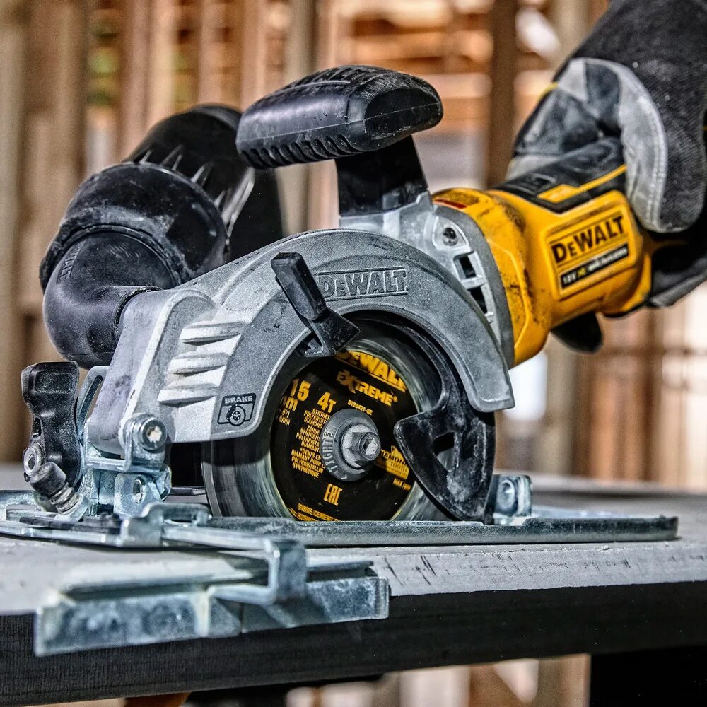 Пилы девольт купить. DEWALT dcs571. Дисковая пила DEWALT dcs571. Аккумуляторная циркулярная пила DEWALT 18v. Дисковая пила девольт аккумуляторная 18в.