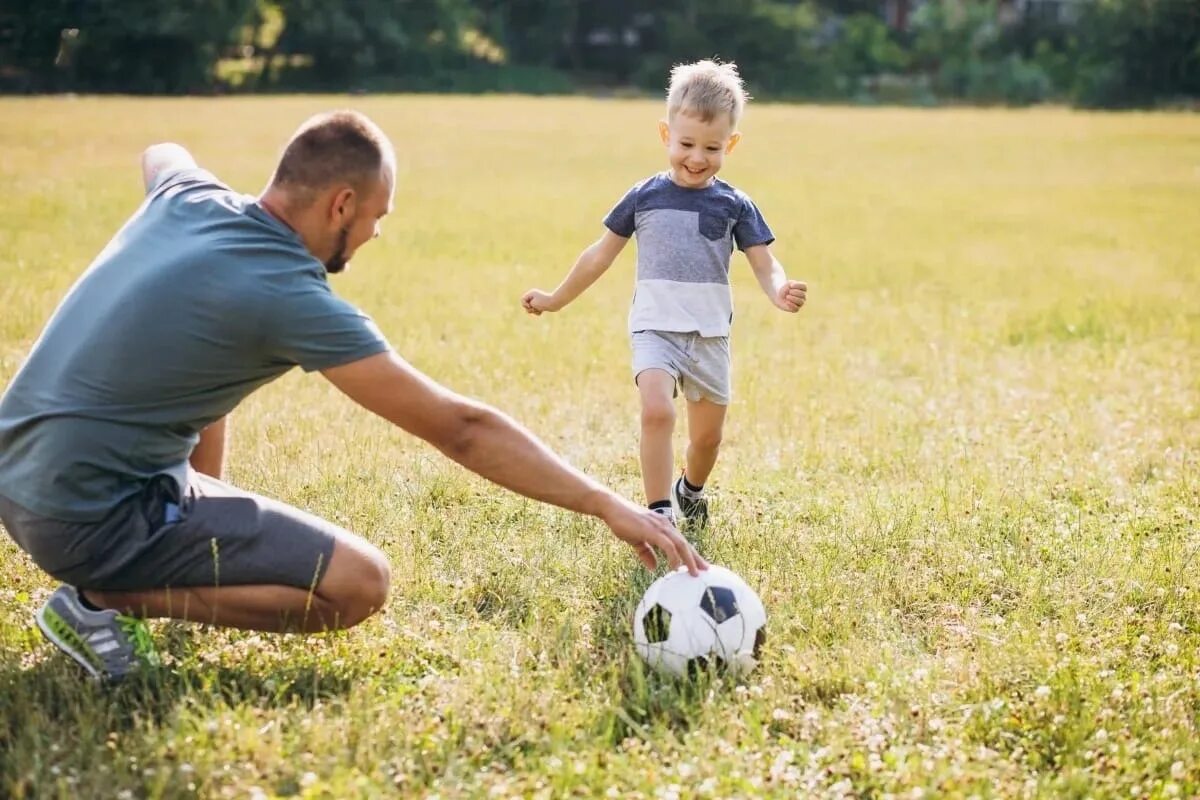 Dad likes playing. Спортивные дети. Дети футболисты. Футбол на природе. Дети играют в футбол.