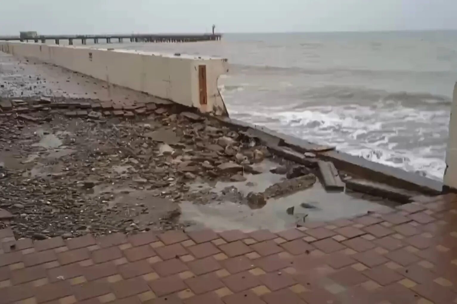 Шторм в лоо 2023 сегодня. Шторм в лоо 2023 сегодня. Шторм в лоо 2023 сегодня. Лоо обрушилась набережная. Шторм в лоо 2021.