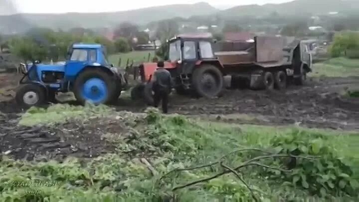 Трактористы песни видео. КВН прикол про трактора. Песня тракториста в ютубе.