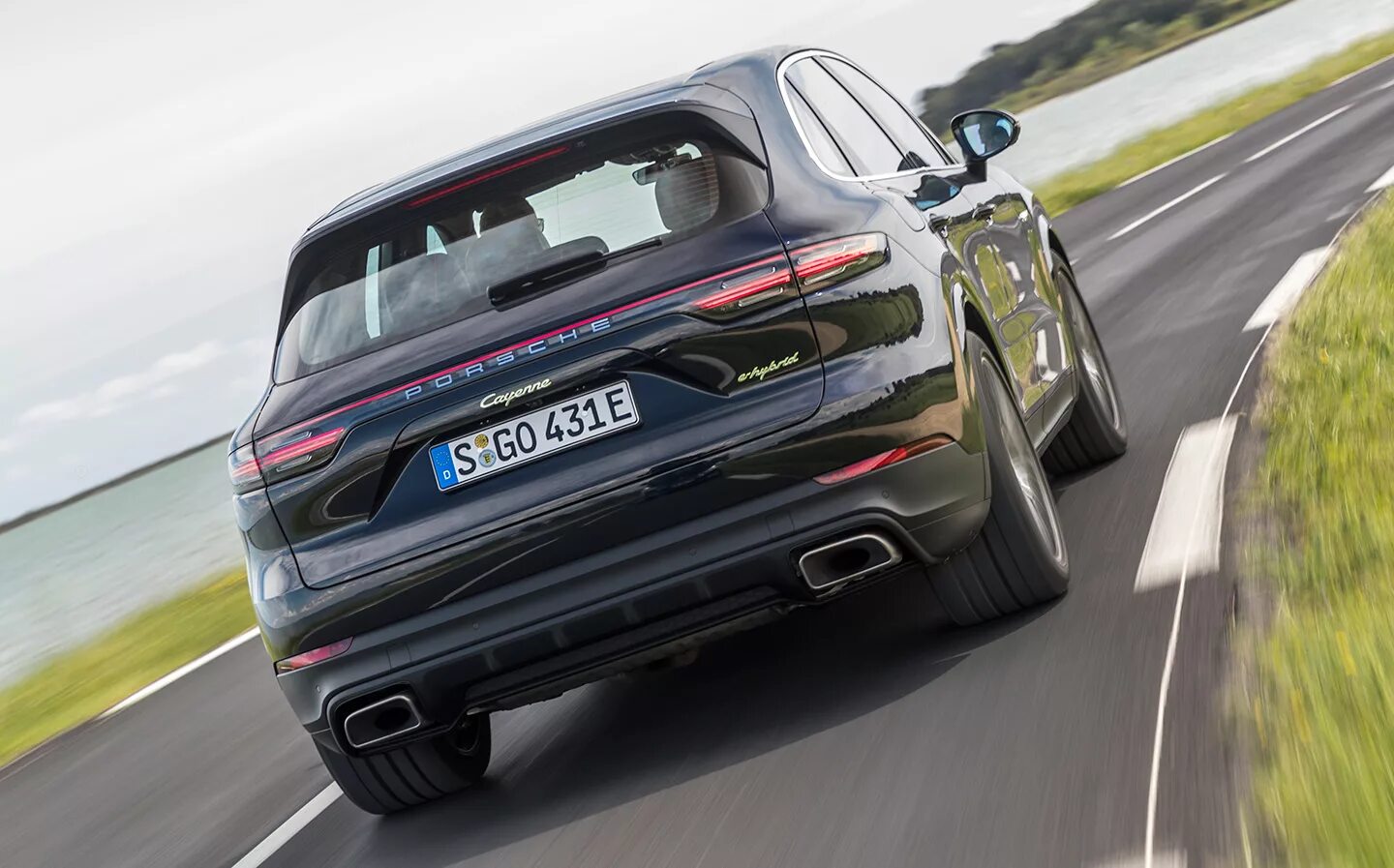 Porsche Cayenne e-Hybrid. Порше Кайен гибрид. Porsche Cayenne e-Hybrid 2.0 t 2019. Белый Porsche Cayenne 2019 Turbo e Hybrid. Cayenne e hybrid