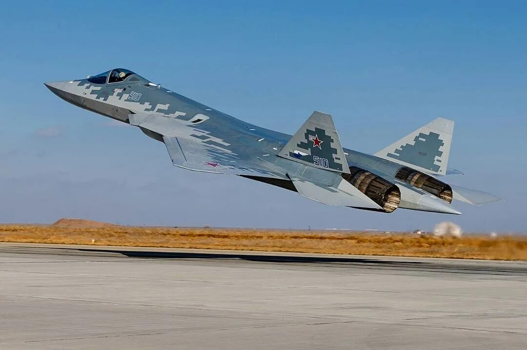 Истребители сейчас. Су-57 истребитель. Истребитель пятого поколения Су 57. Су-57 реактивный самолёт. Су-57 двухдвигательный реактивный самолёт.