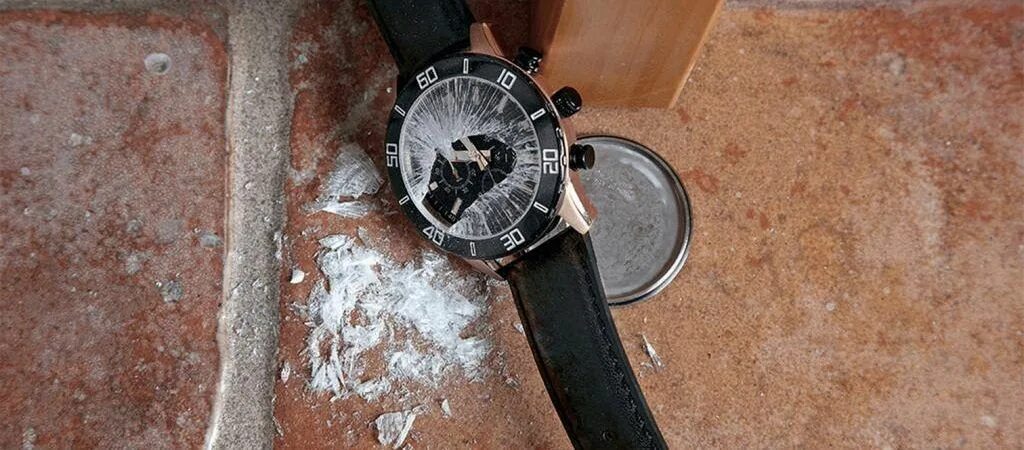 Разбитые наручные часы. Сломанные часы ручные. Поломанные часы. Разбитые швейцарские часы. Остановились наручные часы