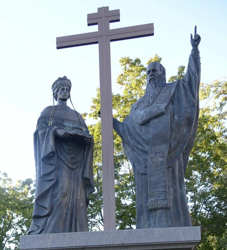 Памятный крест на месте разрушенного Спасо-Преображенского собора Кремля - досто