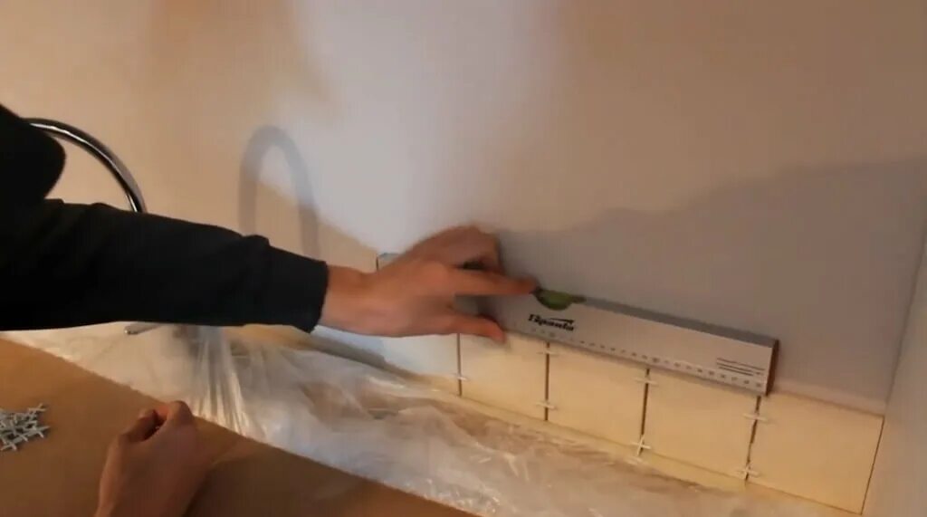 Плитку на фартук на жидкие гвозди. Жидкие гвозди для пластиковых панелей. Клеить фартук на жидкие гвозди. Жидкие гвозди для стеновой панели на кухню. Жидкие гвозди для кухонного фартука из пластика.