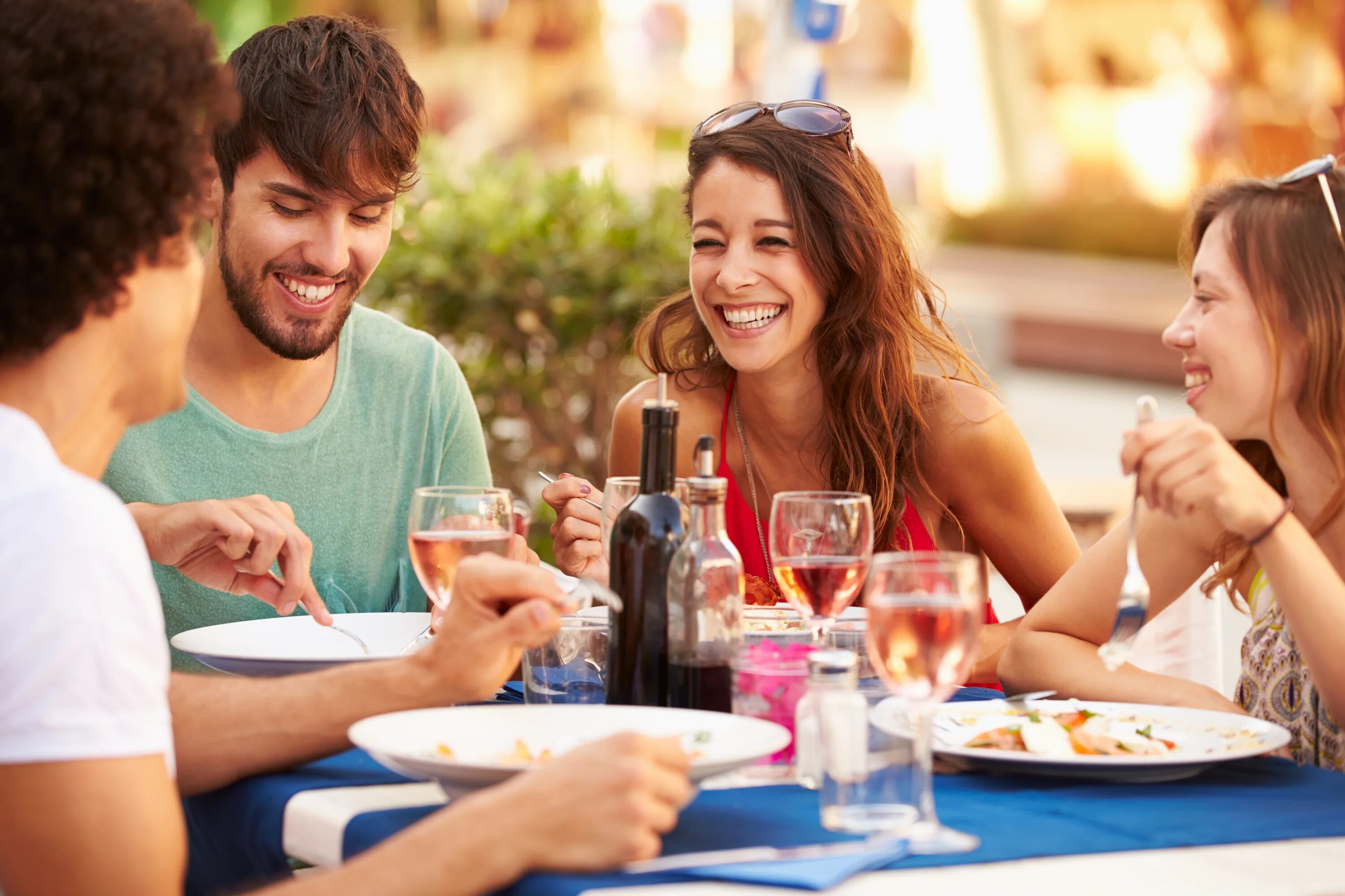 Friends dining. Веселая компания за столом. Компания людей в кафе. Встреча друзей в кафе. Компания друзей за столом.