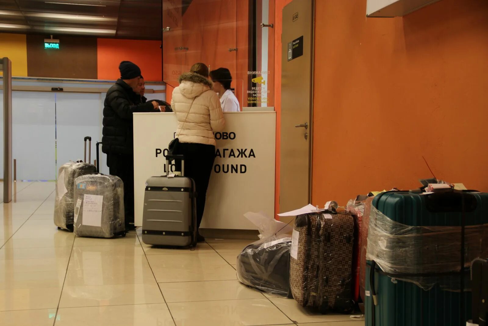 Служба багажа аэропорта. Досмотр ручной клади. Екатеринбург аэропорт кольцово багаж. Инспектор по досмотру в аэропорту шереметьево. Досмотр ручной клади в аэропорту.